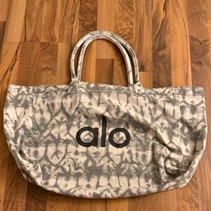 ALO Yoga Tie-Dye Canvas Tote in Gray and Cream